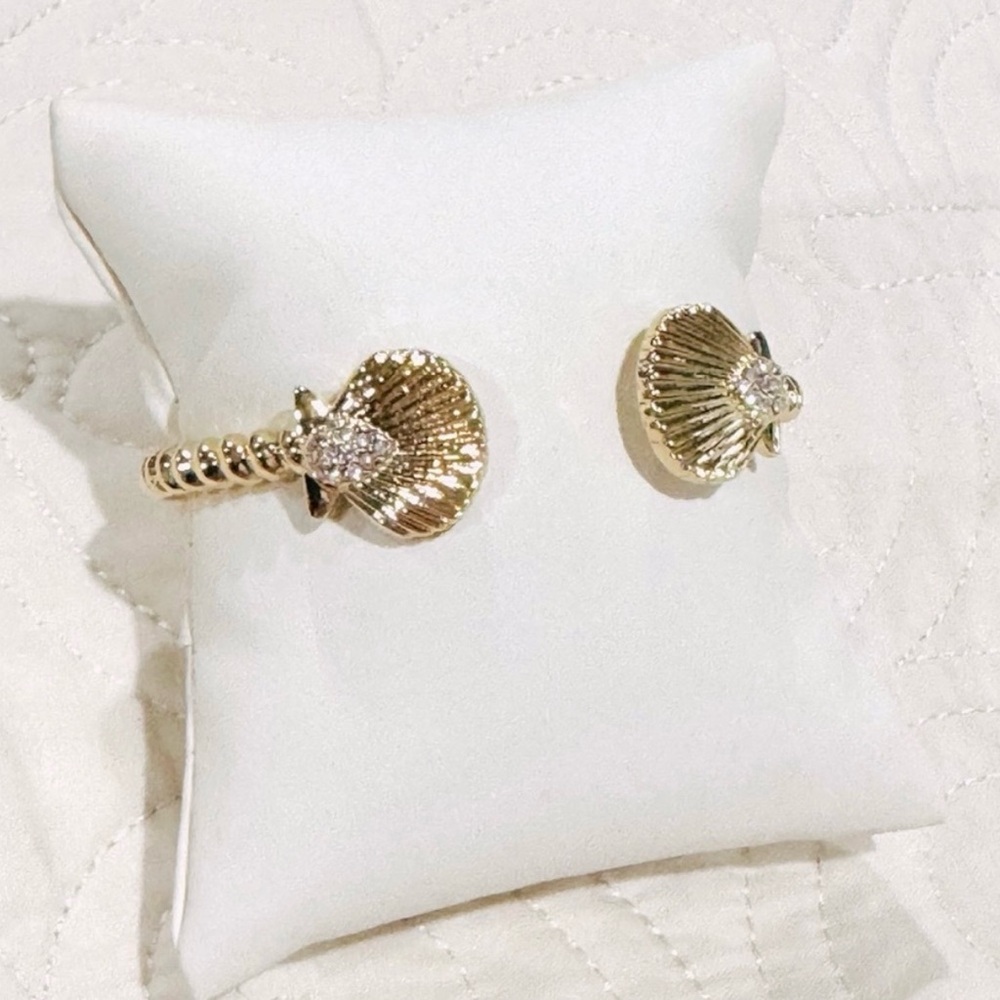 Lilly Pulitzer Gold Shell Bracelet bangle clamper. Cute feminine summer resort
